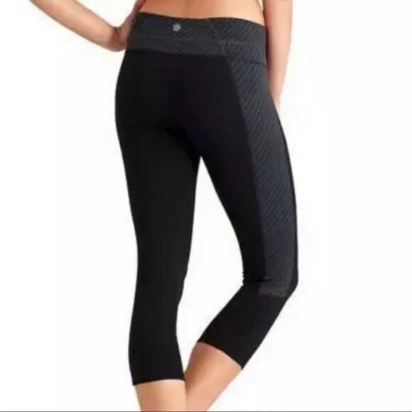 ATHLETA ZIPPY BALANCE BLACK/GRAY WOMEN'S STRETCH CAPRI RUCHED LEGGINGS SMALL - Picture 2 of 10